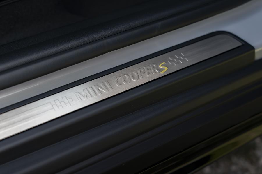 Детали интерьера Mini Cooper SE Countryman ALL4 (F60) 2020 года  (WW) (фото 53 из 130)
